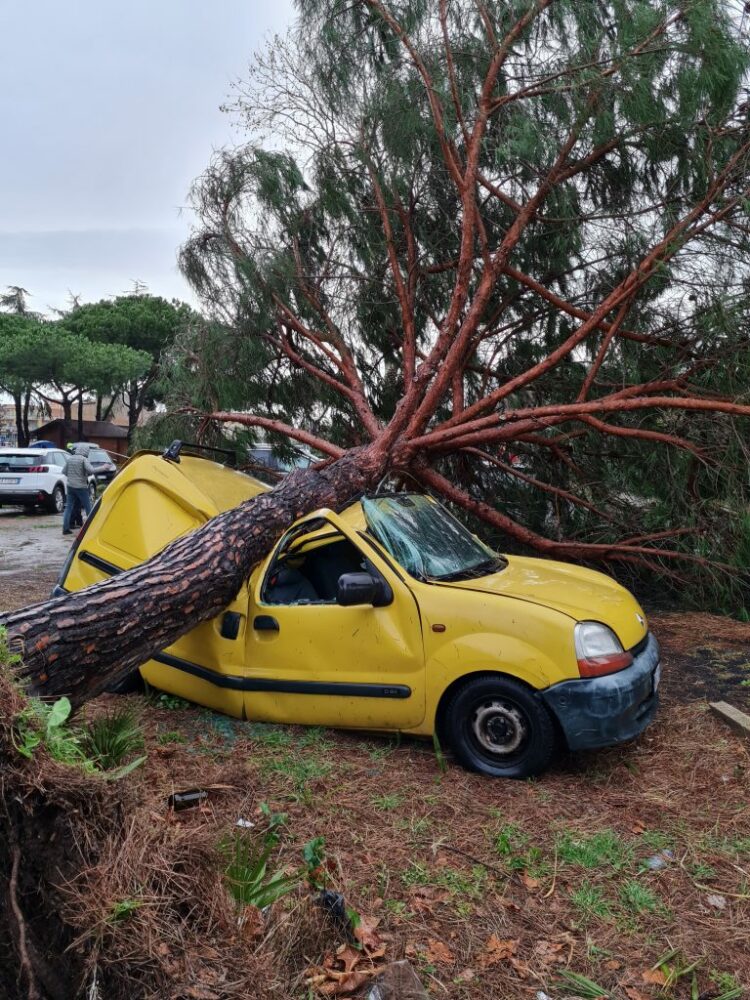 Itali/Tornado godet Romën, krijohen përmbytje të mëdha, qindra makina shkatërrohen