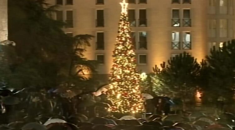 Zemërim për vrasjen e Klodian Rashës, protestuesit tentojnë të rrëzojnë pemën e Krishtlindjes para Kryeministrisë