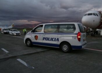 Të kërkuar për trafik droge, ekstradohen dy shqiptarë në Itali