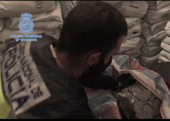 6 të arrestuar! Brenda “strehës” së shqiptarëve në Spanjë, thasët plot, armë, drogë dhe mijëra euro