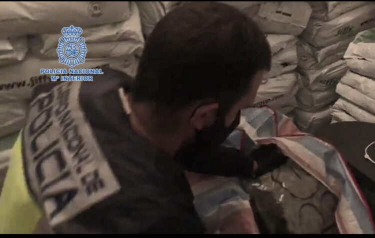 6 të arrestuar! Brenda “strehës” së shqiptarëve në Spanjë, thasët plot, armë, drogë dhe mijëra euro