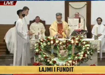 Mbahet mesha e Krishtlindjes në Katedralen e Shën Palit në Tiranë, imzot Frendo: Festës nuk i shuhet shkëlqimi në këto ditë