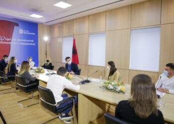 “Qeveria nuk po sjell investime për punësimin”, Basha me finalistët e debatit të rinisë: Do bëj gjithçka që ju të jeni portreti i Shqipërisë nesër