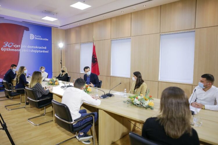 “Qeveria nuk po sjell investime për punësimin”, Basha me finalistët e debatit të rinisë: Do bëj gjithçka që ju të jeni portreti i Shqipërisë nesër