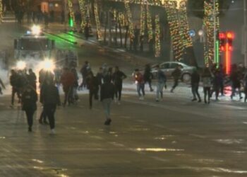 Edhe një fëmijë 12 vjeç mes të shoqëruarve/ E ëma shkon në komisariat: Më lironi djalin