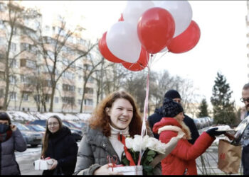 Qindra të arrestuar/ Opozita në Bjellorusi vazhdon protestat, balonat e kuqe valëviten në qiellin e Minskut