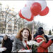 Qindra të arrestuar/ Opozita në Bjellorusi vazhdon protestat, balonat e kuqe valëviten në qiellin e Minskut