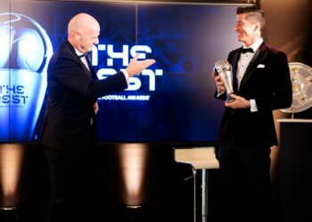 Lewandowski fiton garën me Messi-Ronaldo, FIFA i jep çmimin ‘Lojtari më i mirë i 2020’