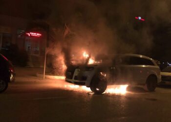 Makina merr flakë në ecje mbrapa ‘Muzeut Kombëtar’, drejtuesja e mjetit dhe pasagjeri kanë shpëtuar