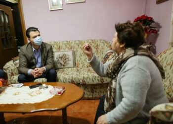 ‘’Ishalla e heq zoti për 24 orë’’, Basha viziton pensionisten e revoltuar në Lezhë: Shqiptarët s’mund të durojnë një mandat të 3-të të Ramës