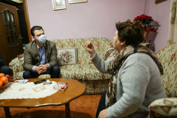 ‘’Ishalla e heq zoti për 24 orë’’, Basha viziton pensionisten e revoltuar në Lezhë: Shqiptarët s’mund të durojnë një mandat të 3-të të Ramës