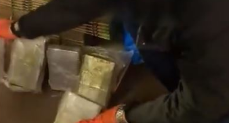 Transportonte kokainë nga Italia, kapet me 14 kg kokainë dhe 280 mijë euro shqiptari në Greqi (VIDEO)