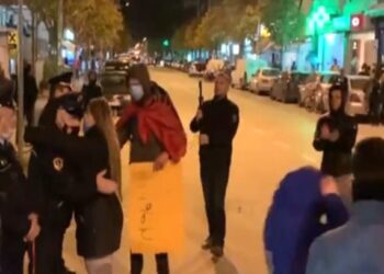 Protestuesit përqafohen dhe shtrëngojnë duart me efektivët në Durrës!