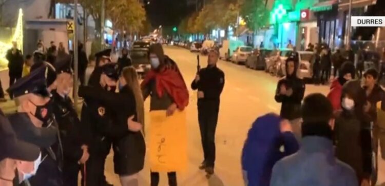 Protestuesit përqafohen dhe shtrëngojnë duart me efektivët në Durrës!