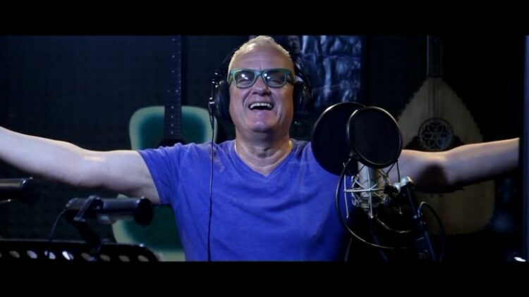 Kantautori shqiptar infektohet me COVID-19/ Poston foton me maskë oksigjeni: O flamë e keqe!