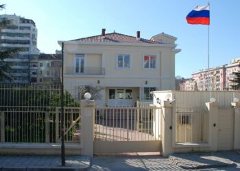 Ambasada ruse i përgjigjet këshilltarit të Ramës për vaksinën anticovid: Rusia është e gatshme të shpërndajë vaksinën edhe në Shqipëri