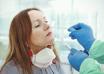 Në Shqipëri, 1 në 3 tamponë del pozitiv me Covid