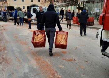 FOTO/ Shqiptari bën gjestin e veçantë, shpërndan bukë falas për të prekurit nga tërmeti në Kroaci