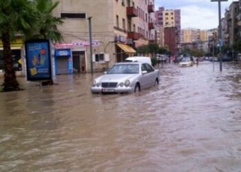 Moti i keq, përmbyten bizneset në bregdetin e Velipojës