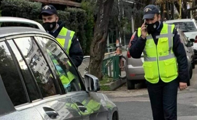 Gjobë edhe në ditë festash! Policia bashkiake gjobit qytetarët për vendin e parkimit