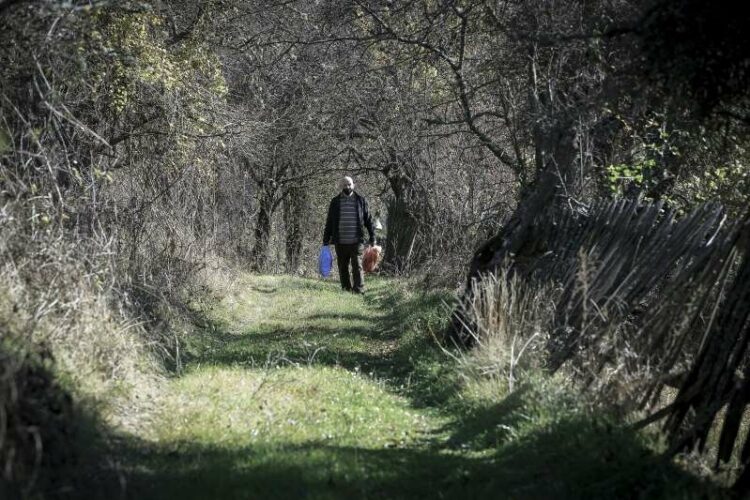 FOTO/ Njihuni me shqiptarin që kujdeset për të moshuarën serbe të vetmuar