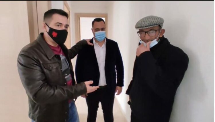 Dy familje në Maminas hyjnë në shtëpitë e rindërtuara, Ahmetaj: Shteti ndërmori të gjitha masat, ne nuk i braktisim njerëzit