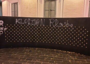 U vra nga policia, protestuesit shkruajnë emrin e Klodian Rashës tek “Muri i Kujtesës”