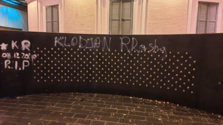 U vra nga policia, protestuesit shkruajnë emrin e Klodian Rashës tek “Muri i Kujtesës”