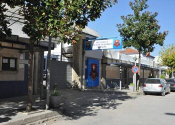 Kontrolli ‘fundos’ të rinjtë në Elbasan, në makinë iu gjendet kokainë. 2 të arrestuar, 3 të proceduar