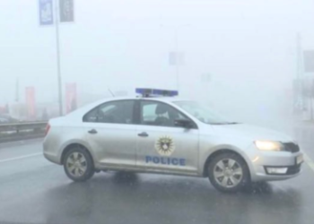 E RËNDË! Po grabisnin bankën, hajdutët përleshen me policin në Prishtinë, e qëllojnë me armë zjarri