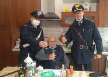 Historia prekëse e 94-vjeçarit të vetmuar që telefonoi policinë për të ngritur dollinë e Krishtlindjeve