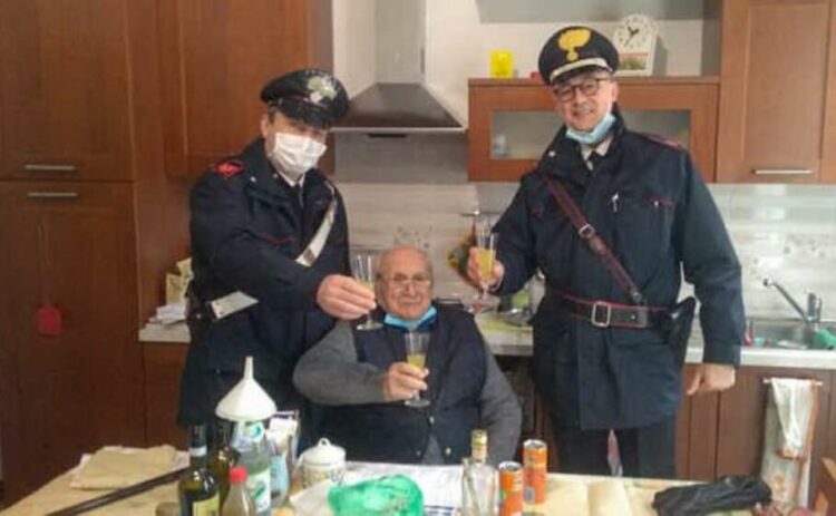 Historia prekëse e 94-vjeçarit të vetmuar që telefonoi policinë për të ngritur dollinë e Krishtlindjeve