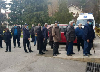 Beogradi shtrin vaksinimin anti-Covid edhe në Kosovë, ja si presin në radhë për injeksionin qytetarët serbë