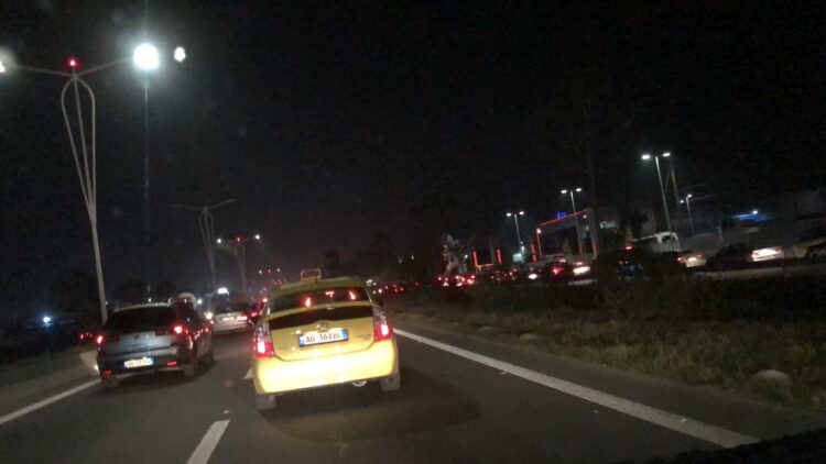 Foto Lajm/Tirana e mbërthyer nga trafiku. Paralizohet hyrja ne kryeqytet