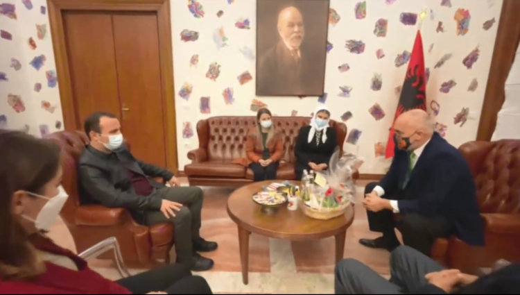 “Fola direkt me Erdogan, transplanti në sy doli me sukses”, Rama pret në zyrë efektivin e plagosur në protestë dhe familjen e tij, ja porosia që iu jep