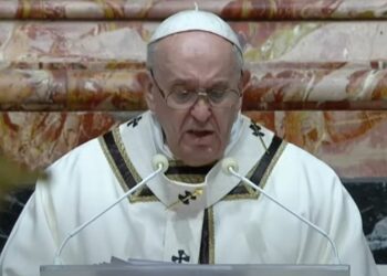 Me 200 besimtarë, Papa Françesku mban meshën e Krishtlindjeve: Ndihmoni të tjerët në vend që t’ju vijë keq për ta