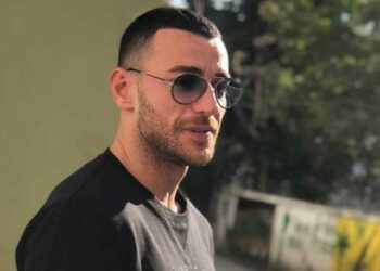 Stresi flet nga arratia: Dola nga turma e protestuesve me makinë funerali