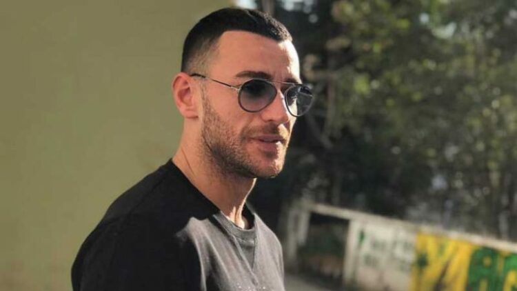 Stresi flet nga arratia: Dola nga turma e protestuesve me makinë funerali