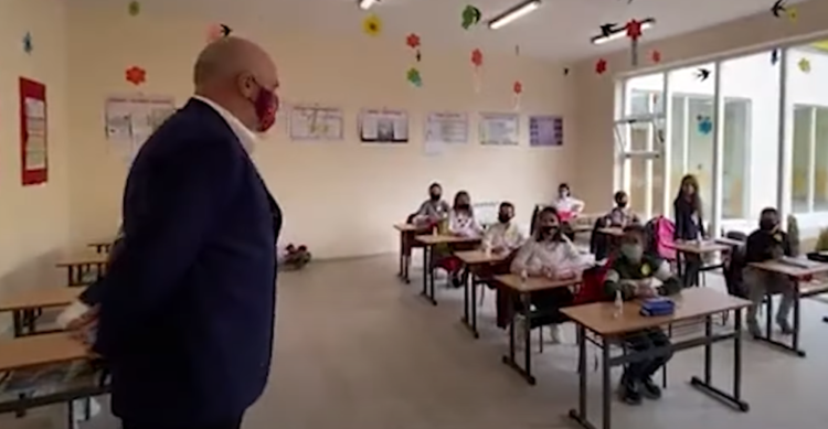 “Ti je një shtrigë.”Rama në shkollën e rindërtuar në Durrës shkëmben batuta me drejtoreshën