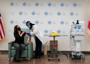 (Video) Vaksinohet Kamala Harris, zëvendëspresidentja amerikane merr dozën e parë të Moderna-s