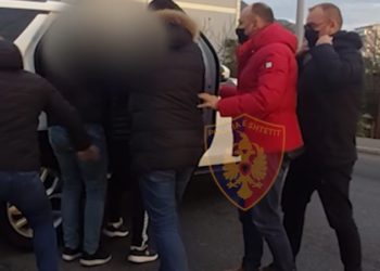 Policia kap dy personat