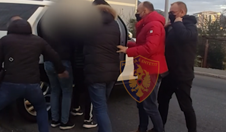 Policia kap dy personat