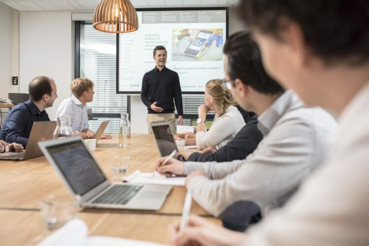 Tregu i punës favorizoi të rinjtë në korrik-shtator, 2600 më shumë të punësuar se më 2019