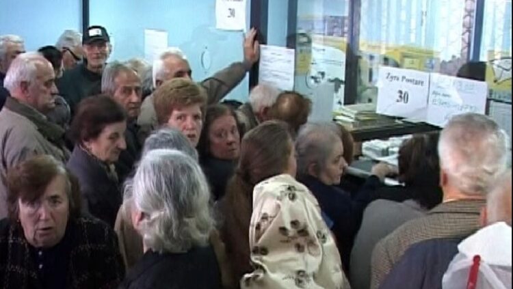 Sot fillon shpërndarja e shpërblimeve për pensionistët. 5 mijë lekë të reja për Vitin e Ri