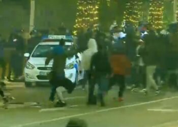 Protestuesit sulmojnë makinën e policisë, ndërsa efektivin e përqafojnë