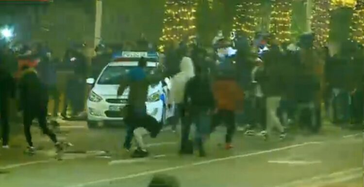 Protestuesit sulmojnë makinën e policisë, ndërsa efektivin e përqafojnë