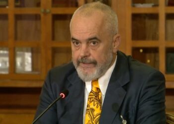 5 mijë lekë për person/ Shpërblimi në fundvit, Rama: 34 milionë dollarë për pensionistët…