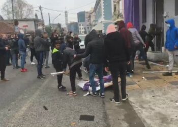 Pamje të pazakonta nga Shkodra, protestuesit bastisin selinë e PS, shkatërrojnë gjithçka dhe i vënë flakën sendeve në rrugë