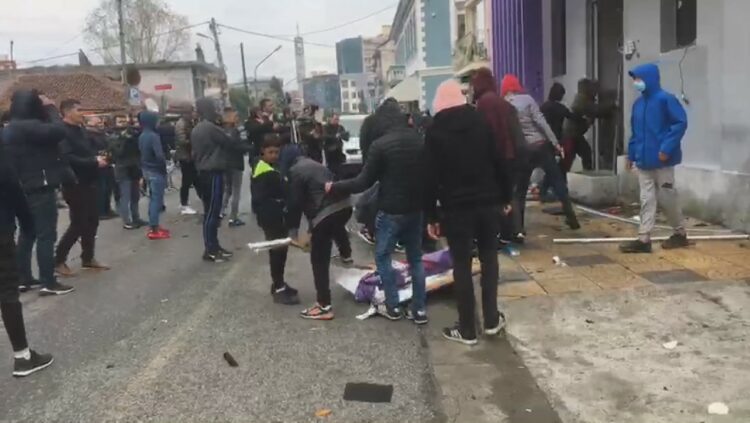 Pamje të pazakonta nga Shkodra, protestuesit bastisin selinë e PS, shkatërrojnë gjithçka dhe i vënë flakën sendeve në rrugë