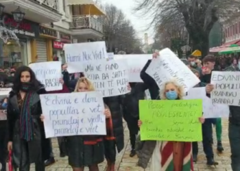 “Edvini e do popullin e vet, prandaj e vjedh, prandaj e vret”, shkodranët në protestë për vrasjen e të riut, qëllohet me hurma makina e policisë